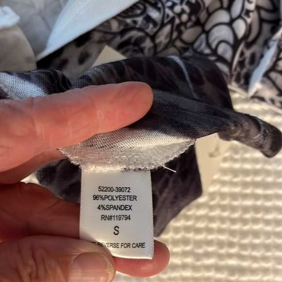 One World long sleeved shrug. Size Small NWT - Picture 10 of 10